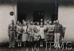 Maj 1945, Tengeru, Tanganika.
Osiedle dla polskich uchodźców. Grupa mieszkańców osiedla po złożeniu gratulacji na ręce komendanta osiedla pułkownika Johna Minnery (w środku z kieliszkiem) z okazji zakończenia wojny. 
Fot. NN, kolekcja: Osiedla polskie w Afryce, Instytut Polski i Muzeum im. gen. Sikorskiego w Londynie