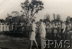 1942-1950, Tengeru, Tanganika.
Osiedle dla polskich uchodźców. Otwarcie Międzyszkolnego Klubu Sportowego, przemawia W. Lutyk.
Fot. NN, kolekcja: Osiedla polskie w Afryce, Instytut Polski i Muzeum im. gen. Sikorskiego w Londynie