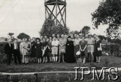 1945, Tengeru, Tanganika.
Osiedle dla polskich uchodźców. Pracownicy administracji osiedla po odprawie.
Fot. NN, kolekcja: Osiedla polskie w Afryce, Instytut Polski i Muzeum im. gen. Sikorskiego w Londynie