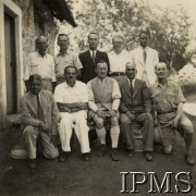 1945, Tengeru, Tanganika.
Osiedle dla polskich uchodźców. Personel Oddziału Budowlanego osiedla z brytyjskim komendantem pułkownikiem Johnem Minnery.
Fot. NN, kolekcja: Osiedla polskie w Afryce, Instytut Polski i Muzeum im. gen. Sikorskiego w Londynie