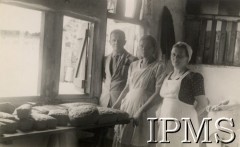 1942-1950, Tengeru, Tanganika.
Osiedle dla polskich uchodźców. Pracownicy piekarni przy upieczonym chlebie.
Fot. NN, kolekcja: Osiedla polskie w Afryce, Instytut Polski i Muzeum im. gen. Sikorskiego w Londynie