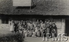 1942-1950, Tengeru, Tanganika.
Osiedle dla polskich uchodźców. Grupa pracowników spółdzielni.
Fot. NN, kolekcja: Osiedla polskie w Afryce, Instytut Polski i Muzeum im. gen. Sikorskiego w Londynie