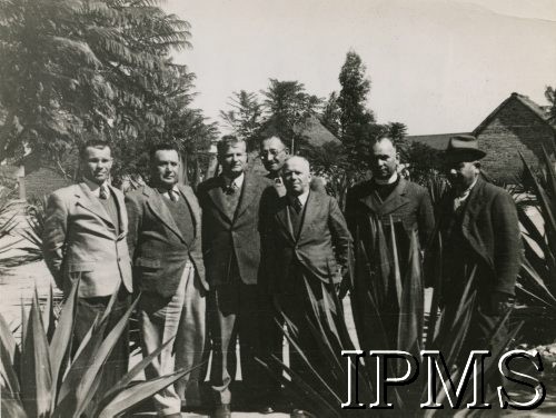 1943-1946, Marandellas, Rodezja Południowa. 
Osiedle dla polskich uchodźców. Stoją od lewej: Tadeusz Siuda - kierownik szkoły powszechnej, doktor Febus Klahr, major Władysław Kralewski, Polski Doradca Terytorialny, Władysław Kadow - kierownik osiedla, Jan Inglot - wizytator szkół, ks. Emil Drobny, proboszcz, Adam Czarniecki - kierownik Służby Bezpieczeństwa.
Fot. NN, kolekcja: Osiedla polskie w Afryce, Instytut Polski i Muzeum im. gen. Sikorskiego w Londynie