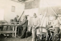 1943-1946, Marandellas, Rodezja Południowa. 
Osiedle dla polskich uchodźców. Mężczyźni podczas pracy w oddziale stolarskim kuźni rzemieślniczej. 
Fot. NN, kolekcja: Osiedla polskie w Afryce, Instytut Polski i Muzeum im. gen. Sikorskiego w Londynie