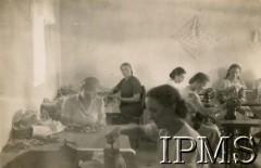 1943-1946, Marandellas, Rodezja Południowa. 
Osiedle dla polskich uchodźców. Pracownia krawiecka damska. Kobiety szyją na maszynach do szycia. 
Fot. NN, kolekcja: Osiedla polskie w Afryce, Instytut Polski i Muzeum im. gen. Sikorskiego w Londynie