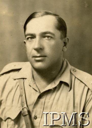 1943-1946, Marandellas, Rodezja Południowa. 
Osiedle dla polskich uchodźców. Ppor. J. Wiszniewski, kierownik teatru amatorskiego.
Fot. NN, kolekcja: Osiedla polskie w Afryce, Instytut Polski i Muzeum im. gen. Sikorskiego w Londynie