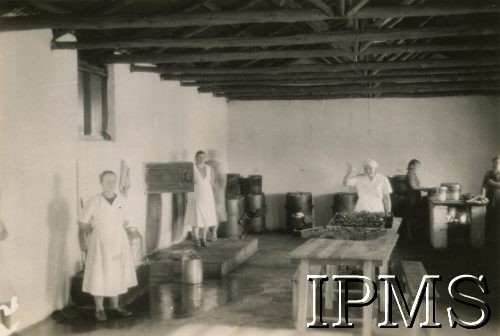1943-1946, Marandellas, Rodezja Południowa. 
Osiedle dla polskich uchodźców. Pracownice kuchni ogólnej. 
Fot. NN, kolekcja: Osiedla polskie w Afryce, Instytut Polski i Muzeum im. gen. Sikorskiego w Londynie