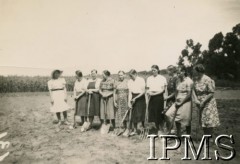 1943-1946, Marandellas, Rodezja Południowa. 
Osiedle dla polskich uchodźców. Grupa kobiet podczas prac na roli. 
Fot. NN, kolekcja: Osiedla polskie w Afryce, Instytut Polski i Muzeum im. gen. Sikorskiego w Londynie