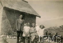 1943-1946, Marandellas, Rodezja Południowa. 
Osiedle dla polskich uchodźców. Szczepan Zwojewski prawdopodobnie z rodziną, członek Rady. 
Fot. NN, kolekcja: Osiedla polskie w Afryce, Instytut Polski i Muzeum im. gen. Sikorskiego w Londynie