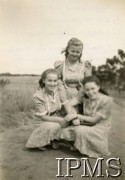 1943-1946, Marandellas, Rodezja Południowa. 
Osiedle dla polskich uchodźców. Krystyna Kasprzyk, Anna Bosowiec, Wanda Olechnowicz.
Fot. NN, kolekcja: Osiedla polskie w Afryce, Instytut Polski i Muzeum im. gen. Sikorskiego w Londynie