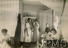 1943-1946, Marandellas, Rodezja Południowa. 
Osiedle dla polskich uchodźców. Kobiety podczas szycia ubrań w pracowni krawieckiej damskiej.
Fot. NN, kolekcja: Osiedla polskie w Afryce, Instytut Polski i Muzeum im. gen. Sikorskiego w Londynie