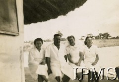1943-1946, Marandellas, Rodezja Południowa. 
Osiedle dla polskich uchodźców. Od lewej: starsza siostra Irena Myc [?], starszy lekarz Febus Klahr, siostra Eleonora Eissenbeisser, Helena Riegl.
Fot. NN, kolekcja: Osiedla polskie w Afryce, Instytut Polski i Muzeum im. gen. Sikorskiego w Londynie