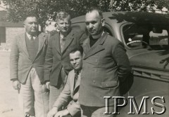 1943-1946, Marandellas, Rodezja Południowa. 
Osiedle dla polskich uchodźców. Od lewej: doktor Febus Klahr, major Władysław Kralewki, Polski Doradca Terytorialny, Tadeusz Siuda, kierownik szkoły powszechnej, ks. Emil Drobny, proboszcz.
Fot. NN, kolekcja: Osiedla polskie w Afryce, Instytut Polski i Muzeum im. gen. Sikorskiego w Londynie