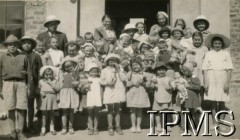 1944, Marandellas, Rodezja Południowa. 
Osiedle dla polskich uchodźców. Personel i wychowankowie przedszkola. 
Fot. NN, kolekcja: Osiedla polskie w Afryce, Instytut Polski i Muzeum im. gen. Sikorskiego w Londynie