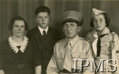 1943-1946, Marandellas, Rodezja Południowa. 
Osiedle dla polskich uchodźców. Piotr Krutin, pracownik warsztatów konserwacyjnych, z rodziną.
Fot. NN, kolekcja: Osiedla polskie w Afryce, Instytut Polski i Muzeum im. gen. Sikorskiego w Londynie