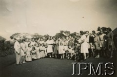 1942-1946, Masindi, Uganda.
Osiedle dla polskich uchodźców. Uczniowie i personel Szkoły Powszechnej nr 2.
Fot. NN, kolekcja: Osiedla polskie w Afryce, Instytut Polski i Muzeum im. gen. Sikorskiego w Londynie