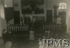 1942-1946, Masindi, Uganda.
Osiedle dla polskich uchodźców. Uroczystość poświęcenia sztandaru szkoły.
Fot. NN, kolekcja: Osiedla polskie w Afryce, Instytut Polski i Muzeum im. gen. Sikorskiego w Londynie