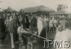 1942-1946, Masindi, Uganda.
Osiedle dla polskich uchodźców. Uroczystość poświęcenia sztandaru szkoły, wbijanie gwoździ.
Fot. NN, kolekcja: Osiedla polskie w Afryce, Instytut Polski i Muzeum im. gen. Sikorskiego w Londynie