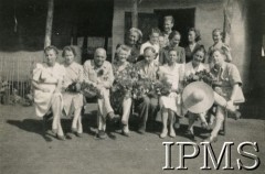 1942-1946, Masindi, Uganda.
Osiedle dla polskich uchodźców. Personel Szkoły Powszechnej nr 3 w dniu imienin jej kierowniczka.
Fot. NN, kolekcja: Osiedla polskie w Afryce, Instytut Polski i Muzeum im. gen. Sikorskiego w Londynie