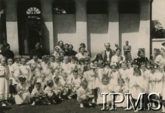 1942-1946, Masindi, Uganda.
Osiedle dla polskich uchodźców. Fotografia pamiątkowa z I komunii świętej uczniów Szkoły Powszechnej nr 2.
Fot. NN, kolekcja: Osiedla polskie w Afryce, Instytut Polski i Muzeum im. gen. Sikorskiego w Londynie