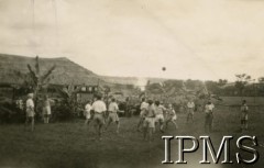 1942-1946, Masindi, Uganda.
Osiedle dla polskich uchodźców. Uczniowie klasy VI Szkoły Powszechnej nr 3 grają w siatkówkę.
Fot. NN, kolekcja: Osiedla polskie w Afryce, Instytut Polski i Muzeum im. gen. Sikorskiego w Londynie