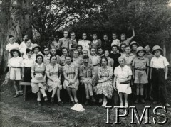 1944, Masindi, Uganda.
Osiedle dla polskich uchodźców. Uczniowie klasy VI wraz z nauczycielami. Siedzą: Genowefa Szymańska, pani Minkowska, pani Dadejowa, pan Kinasz, kierowniczka szkoły, pani Pomorska. Stoją w drugim rzędzie: Danuta Dominkiewicz, Lucyna Ostrowska, Zofia Sikorska, Aleksandra Ostrowska, Leokadia Rolcewicz, Anna Maślana, Eugenia Pawlukiewicz (?). Pod drzewem: Stanisław Dobry, Stefan Fedych. Stoją w pierwszym rzędzie: Eugeniusz Wdowiak, Alfred Skwiszyński, Tadeusz Głąb, Andrzej Michalski, Janina Rybka, Cecylia Kuryś, Wanda Król, Alfreda Załoga, Zofia Ochremczuk, Irena Miołła, Janina Hawran, Janina Kasa (?), Stefania Szeretko, Eleonora Zebrowska, Piotr Mogierowski, Zygmunt Kułakowski, Stanisław Kanczes (?), Henryk Tyczyński.
Fot. NN, kolekcja: Osiedla polskie w Afryce, Instytut Polski i Muzeum im. gen. Sikorskiego w Londynie