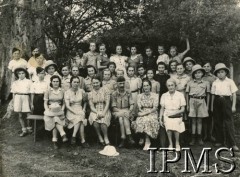 1944, Masindi, Uganda.
Osiedle dla polskich uchodźców. Uczniowie klasy VI wraz z nauczycielami. Siedzą: Genowefa Szymańska, pani Minkowska, pani Dadejowa, pan Kinasz, kierowniczka szkoły, pani Pomorska. Stoją w drugim rzędzie: Danuta Dominkiewicz, Lucyna Ostrowska, Zofia Sikorska, Aleksandra Ostrowska, Leokadia Rolcewicz, Anna Maślana, Eugenia Pawlukiewicz (?). Pod drzewem: Stanisław Dobry, Stefan Fedych. Stoją w pierwszym rzędzie: Eugeniusz Wdowiak, Alfred Skwiszyński, Tadeusz Głąb, Andrzej Michalski, Janina Rybka, Cecylia Kuryś, Wanda Król, Alfreda Załoga, Zofia Ochremczuk, Irena Miołła, Janina Hawran, Janina Kasa (?), Stefania Szeretko, Eleonora Zebrowska, Piotr Mogierowski, Zygmunt Kułakowski, Stanisław Kanczes (?), Henryk Tyczyński.
Fot. NN, kolekcja: Osiedla polskie w Afryce, Instytut Polski i Muzeum im. gen. Sikorskiego w Londynie