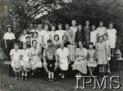 16.01.1944, Masindi, Uganda.
Osiedle dla polskich uchodźców. Uczniowie klasy III wraz z nauczycielami. Siedzą m.in.: pani Minkowa (3. z lewej), pan Kinasz (4. z lewej), pani Pomorska (koło p. Kinasza), 2. z prawej kierowniczka szkoły.
Fot. NN, kolekcja: Osiedla polskie w Afryce, Instytut Polski i Muzeum im. gen. Sikorskiego w Londynie