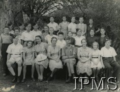 1942-1946, Masindi, Uganda.
Osiedle dla polskich uchodźców. Klasa VI wraz z nauczycielami, na zdjęciu m.in.: Adela Siudy, Jadwiga Mackiewicz, Stanisław Mech, Macko Marian, Zofia Maciążek, Aniela Oczkowska, Feliks Kowal, Gustaw Żebrowski, Józef Diak, Genowefa Głąb, Helena Popowska. 3. z prawej siedzi kierowniczka szkoły, 4. z prawej pan Kinasz, 3. z lewej pani Dadejowa, 4. z lewej pani Minkowa. 
Fot. NN, kolekcja: Osiedla polskie w Afryce, Instytut Polski i Muzeum im. gen. Sikorskiego w Londynie