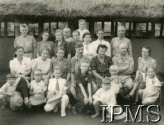 1942-1946, Masindi, Uganda.
Osiedle dla polskich uchodźców. Fotografia pamiątkowa uczniów i nauczycieli. W środku siedzi p. Kinasz.
Fot. NN, kolekcja: Osiedla polskie w Afryce, Instytut Polski i Muzeum im. gen. Sikorskiego w Londynie