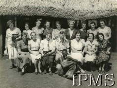 1942-1946, Masindi, Uganda.
Osiedle dla polskich uchodźców. Personel szkolny. W środku siedzi p. Kinasz.
Fot. NN, kolekcja: Osiedla polskie w Afryce, Instytut Polski i Muzeum im. gen. Sikorskiego w Londynie