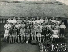 1942-1946, Masindi, Uganda.
Osiedle dla polskich uchodźców. Fotografia pamiątkowa uczniów z nauczycielami. W dolnym rzędzie w środku siedzi p. Kinasz.
Fot. NN, kolekcja: Osiedla polskie w Afryce, Instytut Polski i Muzeum im. gen. Sikorskiego w Londynie