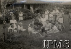 1945-1946, Masindi, Uganda.
Osiedle dla polskich uchodźców. Dzieci podczas prac porządkowych na terenie szkoły. 
Fot. NN, kolekcja: Osiedla polskie w Afryce, Instytut Polski i Muzeum im. gen. Sikorskiego w Londynie