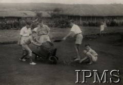 1945-1946, Masindi, Uganda.
Osiedle dla polskich uchodźców. Uczniowie podczas prac porządkowych na terenie szkoły. 
Fot. NN, kolekcja: Osiedla polskie w Afryce, Instytut Polski i Muzeum im. gen. Sikorskiego w Londynie