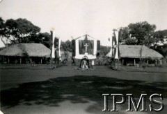 Po 4.07.1943, Masindi, Uganda.
Osiedle dla polskich uchodźców. Ołtarz ustawiony z okazji śmierci premiera i Naczelnego Wodza polskich Sił Zbrojnych generała Władysława Sikorskiego.
Fot. NN, kolekcja: Osiedla polskie w Afryce, Instytut Polski i Muzeum im. gen. Sikorskiego w Londynie