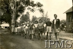 1942-1943, Masindi, Uganda.
Osiedle dla polskich uchodźców. Chłopcy pod opieką nauczycielek. Na przedzie orkiestra szkolna.
Fot. NN, kolekcja: Osiedla polskie w Afryce, Instytut Polski i Muzeum im. gen. Sikorskiego w Londynie