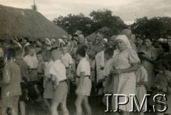 1943, Masindi, Uganda.
Osiedle dla polskich uchodźców. Mieszkańcy osiedla podczas rezurekcji wielkanocnej. 
Fot. NN, kolekcja: Osiedla polskie w Afryce, Instytut Polski i Muzeum im. gen. Sikorskiego w Londynie