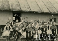 1943, Masindi, Uganda.
Osiedle dla polskich uchodźców. Występ dzieci w strojach ludowych. 
Fot. NN, kolekcja: Osiedla polskie w Afryce, Instytut Polski i Muzeum im. gen. Sikorskiego w Londynie