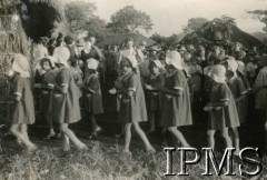 1943, Masindi, Uganda.
Osiedle dla polskich uchodźców. Obchody świąt wielkanocnych. Mieszkańcy osiedla podczas rezurekcji wielkanocnej.
Fot. NN, kolekcja: Osiedla polskie w Afryce, Instytut Polski i Muzeum im. gen. Sikorskiego w Londynie