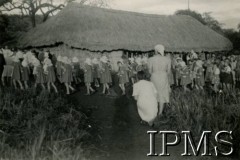 1943, Masindi, Uganda.
Osiedle dla polskich uchodźców. Obchody świąt wielkanocnych. Mieszkańcy osiedla podczas rezurekcji wielkanocnej. 
Fot. NN, kolekcja: Osiedla polskie w Afryce, Instytut Polski i Muzeum im. gen. Sikorskiego w Londynie