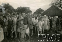 1943, Masindi, Uganda.
Osiedle dla polskich uchodźców. Obchody świąt wielkanocnych. Mieszkańcy osiedla podczas rezurekcji wielkanocnej. 
Fot. NN, kolekcja: Osiedla polskie w Afryce, Instytut Polski i Muzeum im. gen. Sikorskiego w Londynie