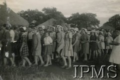 1943, Masindi, Uganda.
Osiedle dla polskich uchodźców. Obchody świąt wielkanocnych. Mieszkańcy osiedla podczas rezurekcji wielkanocnej. 
Fot. NN, kolekcja: Osiedla polskie w Afryce, Instytut Polski i Muzeum im. gen. Sikorskiego w Londynie