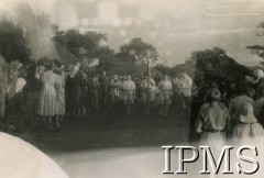 1943, Masindi, Uganda.
Osiedle dla polskich uchodźców. Obchody świąt wielkanocnych. Mieszkańcy osiedla podczas rezurekcji wielkanocnej. 
Fot. NN, kolekcja: Osiedla polskie w Afryce, Instytut Polski i Muzeum im. gen. Sikorskiego w Londynie