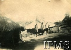 1942-1946, Masindi, Uganda.
Okolice osiedla dla polskich uchodźców, tubylcy.
Fot. NN, kolekcja: Osiedla polskie w Afryce, Instytut Polski i Muzeum im. gen. Sikorskiego w Londynie