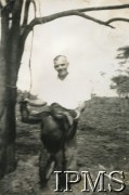 1942-1946, Masindi, Uganda.
Osiedle dla polskich uchodźców. Mężczyzna z małpą.
Fot. NN, kolekcja: Osiedla polskie w Afryce, Instytut Polski i Muzeum im. gen. Sikorskiego w Londynie