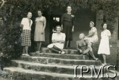 1942-1946, Masindi, Uganda.
Osiedle dla polskich uchodźców. Kobiety na terenie osiedla.
Fot. NN, kolekcja: Osiedla polskie w Afryce, Instytut Polski i Muzeum im. gen. Sikorskiego w Londynie