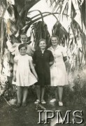 1942-1946, Masindi, Uganda.
Osiedle dla polskich uchodźców, na zdjęciu m.in. Leokadia i Zofia Butrymowicz.
Fot. NN, kolekcja: Osiedla polskie w Afryce, Instytut Polski i Muzeum im. gen. Sikorskiego w Londynie