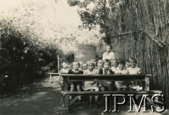 Grudzień 1942, Masindi, Uganda.
Osiedle dla polskich uchodźców. Wychowankowie przedszkola z wychowawczynią Tolą Szelągowską.
Fot. NN, kolekcja: Osiedla polskie w Afryce, Instytut Polski i Muzeum im. gen. Sikorskiego w Londynie