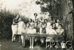 1942-1946, Masindi, Uganda.
Osiedle dla polskich uchodźców. Uczniowie i pracownicy szkoły.
Fot. NN, kolekcja: Osiedla polskie w Afryce, Instytut Polski i Muzeum im. gen. Sikorskiego w Londynie