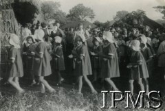 1943, Masindi, Uganda.
Osiedle dla polskich uchodźców. Obchody świąt wielkanocnych. Mieszkańcy osiedla podczas rezurekcji wielkanocnej. 
Fot. NN, kolekcja: Osiedla polskie w Afryce, Instytut Polski i Muzeum im. gen. Sikorskiego w Londynie